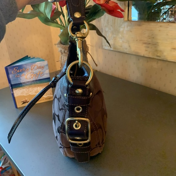 Coach Brown signature handbag, zips, GOLD hardware, Purple lining and footed. - Picture 3 of 11